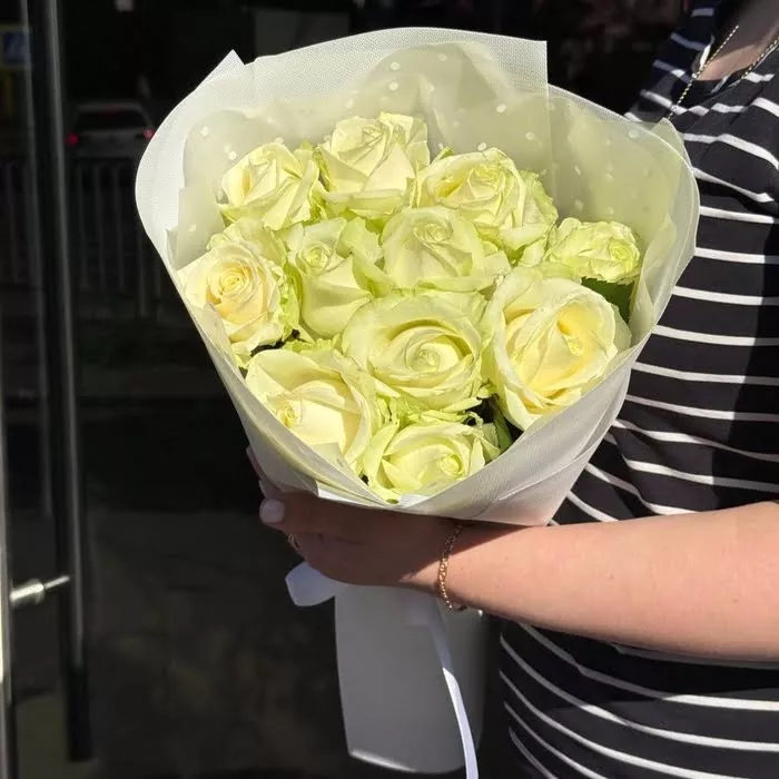 11 белых роз 50 см