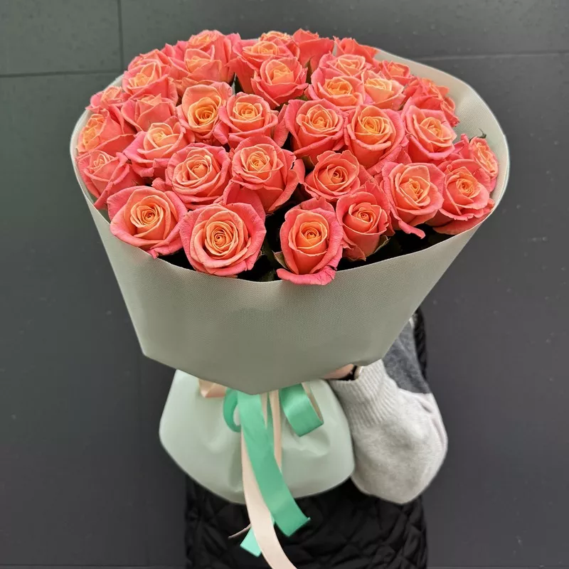 35 коралловых роз