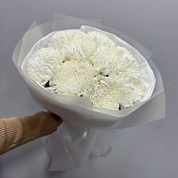 9 белых хризантем