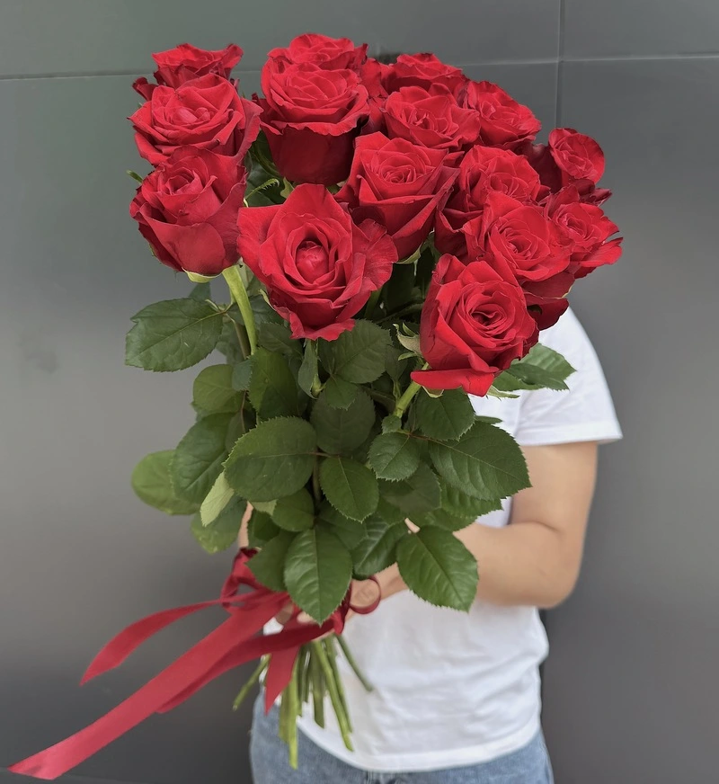 15 красных роз 70 см 