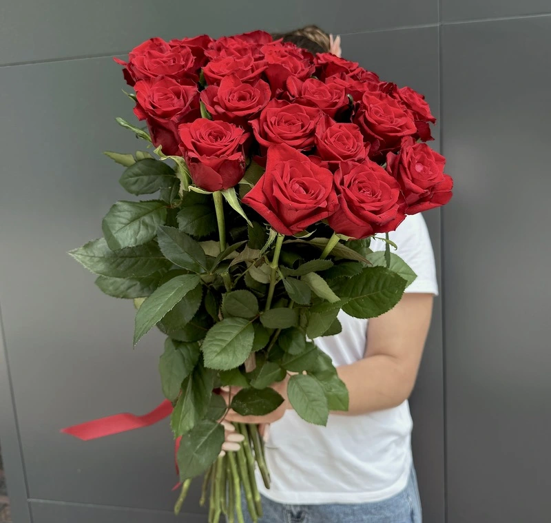 25 красных роз 80 см