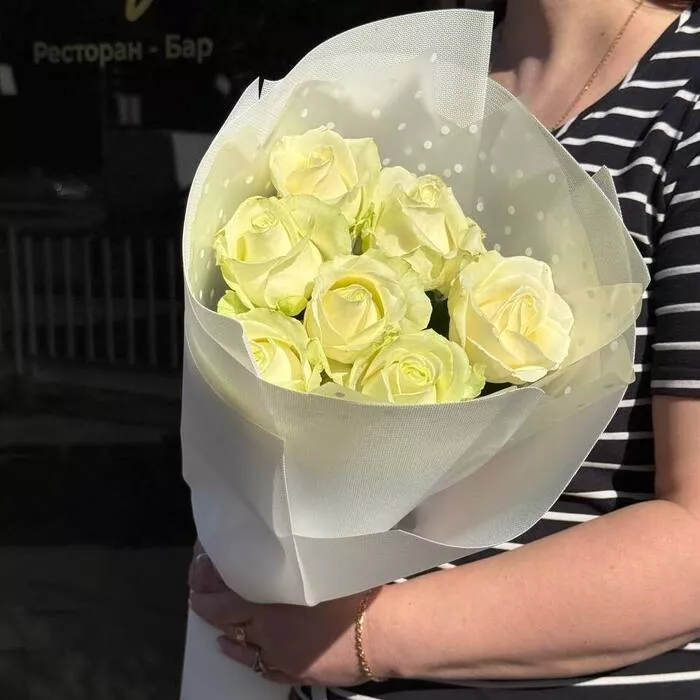 7 белых роз 50 см