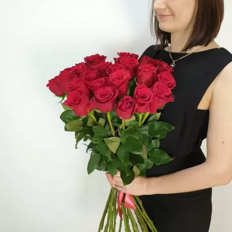 25 красных роз 80 см