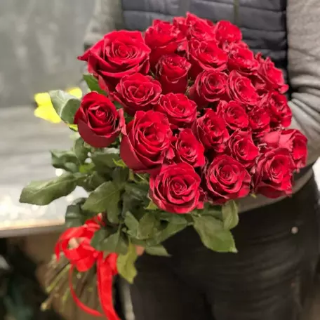 25 червоних троянд 70 см