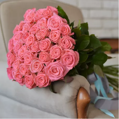 25 рожевих троянд 80 см 