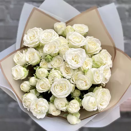 9 пионовидных белых роз