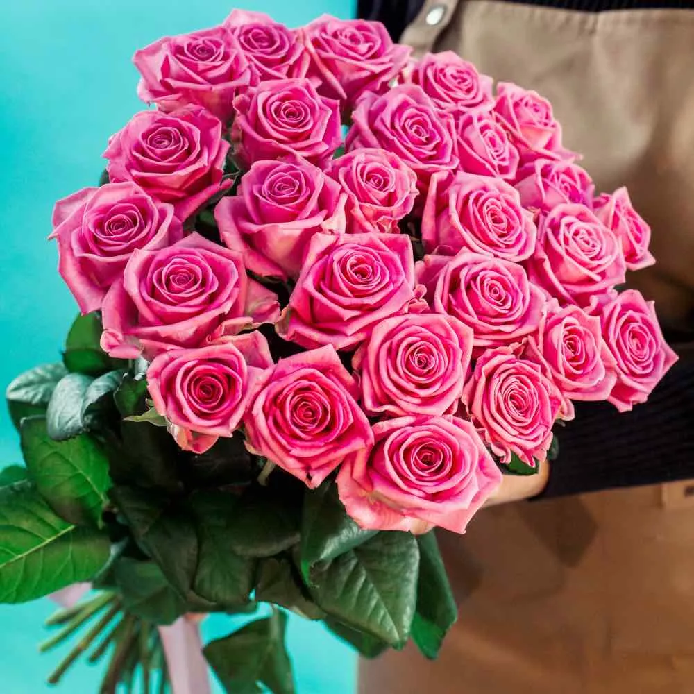 25 розовых роз