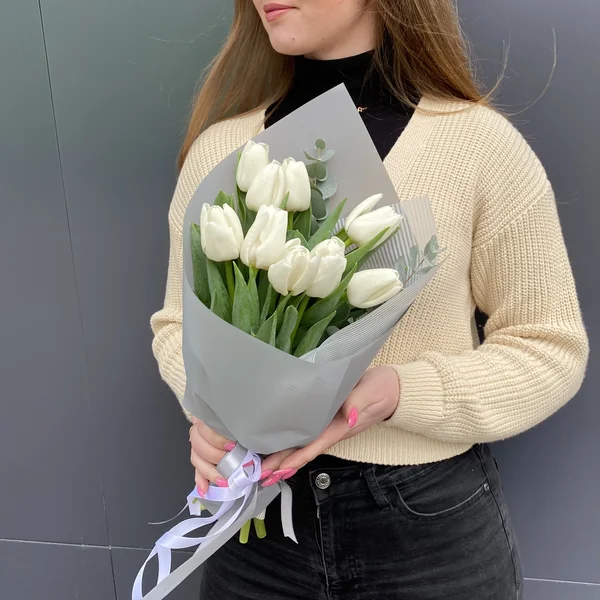 9 білих тюльпанів