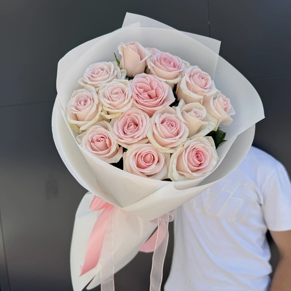 15 нежно-розовых роз