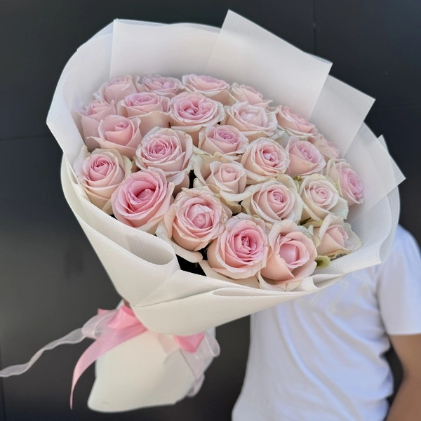 25 нежно-розовых роз
