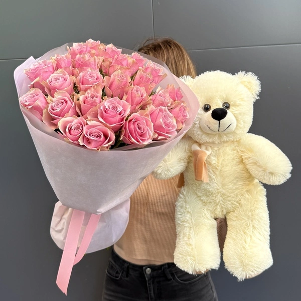 25 розовых роз с мишкой