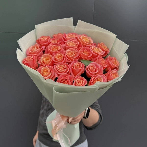 25 коралловых роз 50 см