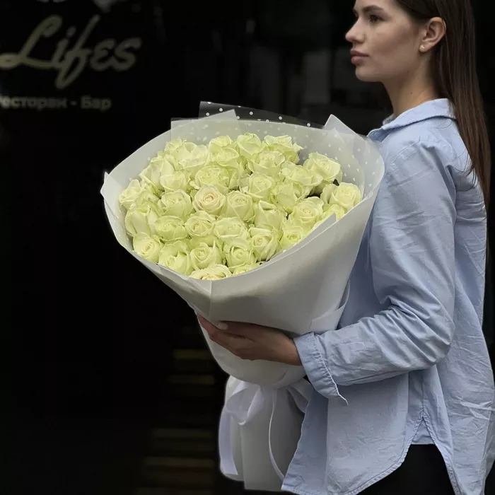 35 белых роз 50 см