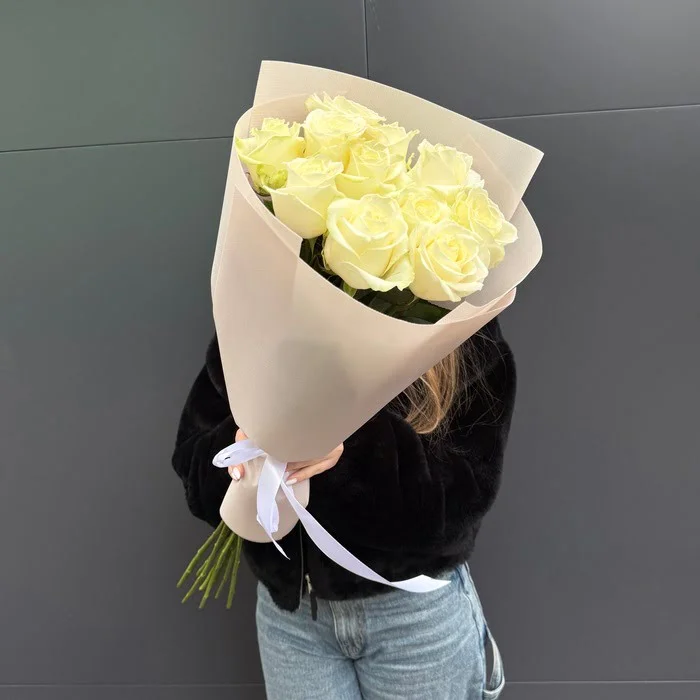 11 белых роз 70 см