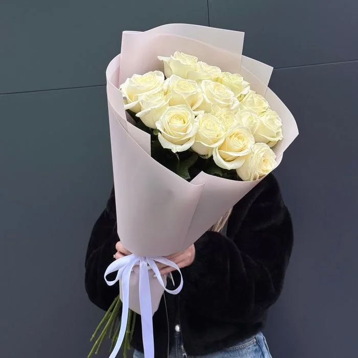 15 белых роз 70 см